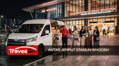 Rental mobil dan antar jemput stasiun Whoosh bersama TraveeGo Rentcar – Hiace putih dengan sopir ramah menjemput penumpang wanita di Stasiun Kereta Cepat Whoosh malam hari