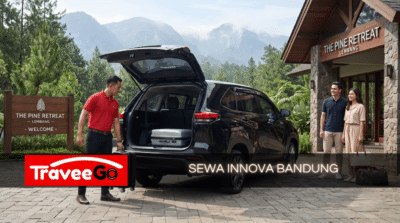 Sewa Innova Bandung bersama TraveeGo Rentcar – Sopir profesional membantu tamu menurunkan koper di depan The Pine Retreat Lembang, dengan latar pegunungan yang indah