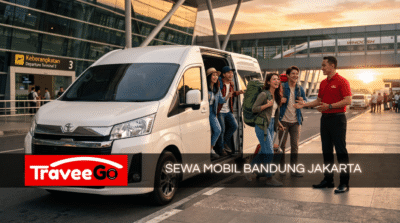 Sewa mobil Bandung Jakarta bersama TraveeGo Rentcar – Wisatawan turun dari Hiace putih di Bandara Soekarno-Hatta dengan sopir ramah dan latar kereta Whoosh
