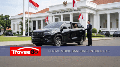 Rental mobil Bandung untuk dinas luar kota dengan Toyota Innova hitam di depan gedung pemerintahan